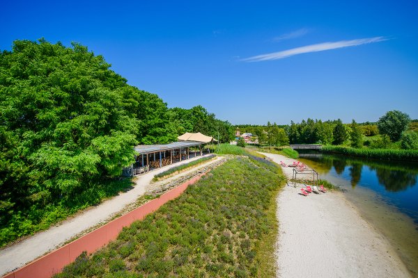 Mediteriaans terras met strand overview.jpg