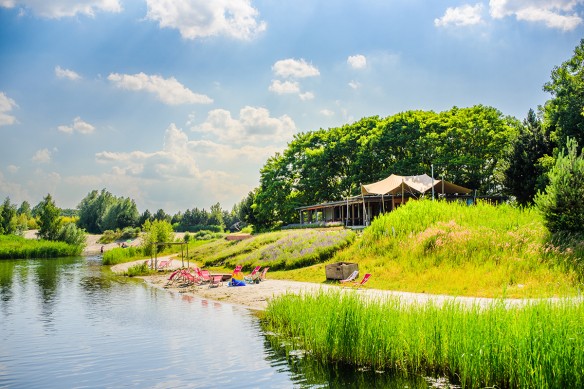 Mediteriaans terras overview met water.jpg