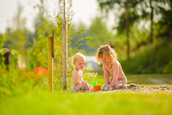 Spelende kinderen UFO.jpg