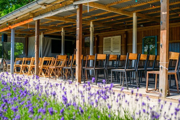Mediteriaans terras stoellen leeg.jpg