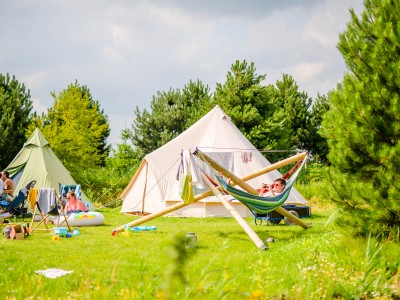 Hangen in je hangmat op Kallumaan.jpg
