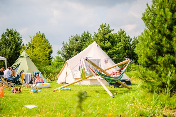 Hangen in je hangmat op Kallumaan.jpg
