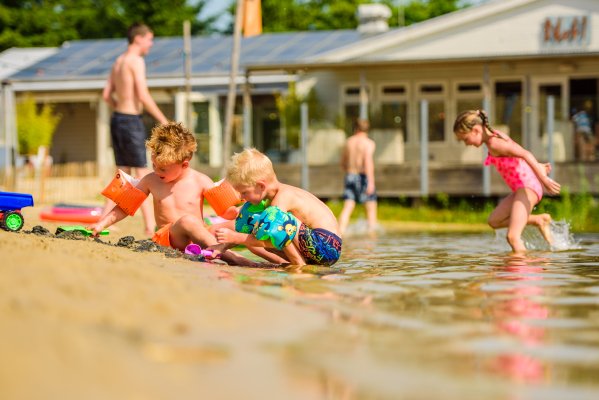 Spelende kinderen water.jpg