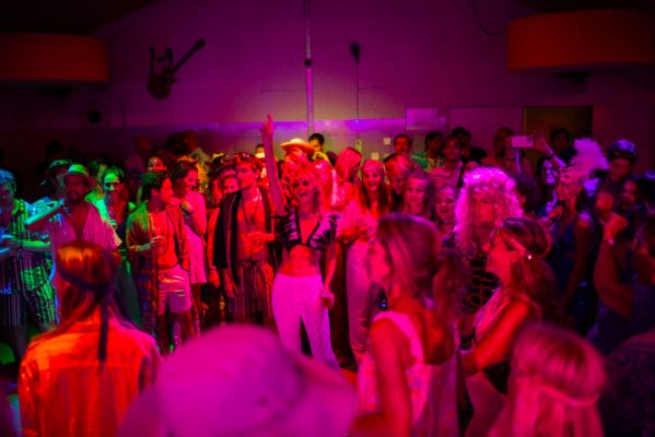 Kopie van Feest in podiumzaal II.png