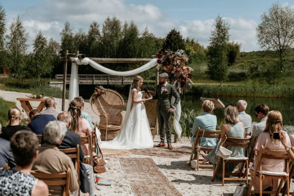 Bruidspaar ceremonie strand 2021.jpg