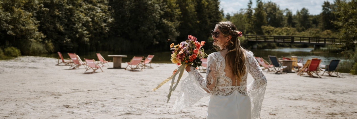 Foto vrouw met bloemen op strand.png