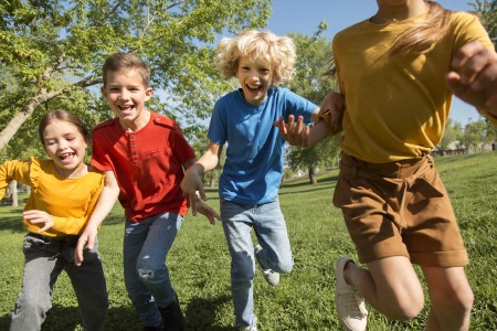 close-up-kids-running-as-team.jpg