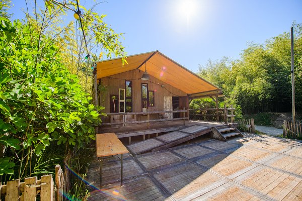 jungle lodge buitenkant.jpg